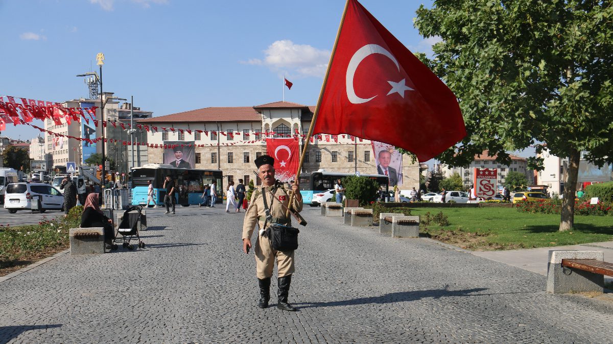 Sivas'ta milli gün ve haftalarda tarihi yansıtan kıyafetler giyen Nurettin
