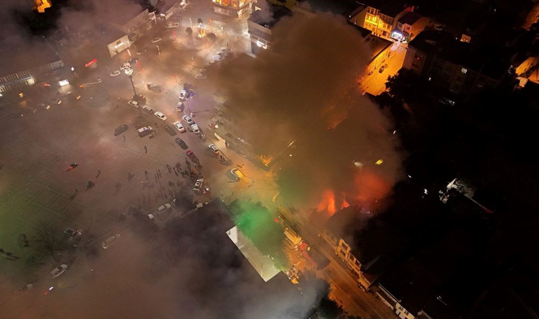 Kütahya'nın Tavşanlı ilçesinde gece saatlerinde bir iş yerinde çıkan yangın