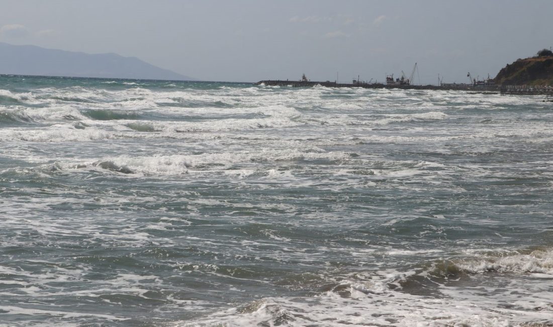 Marmara Denizi'nde 3 gündür kuvvetli poyraz hayatı olumsuz etkiliyor. Tekirdağ'da