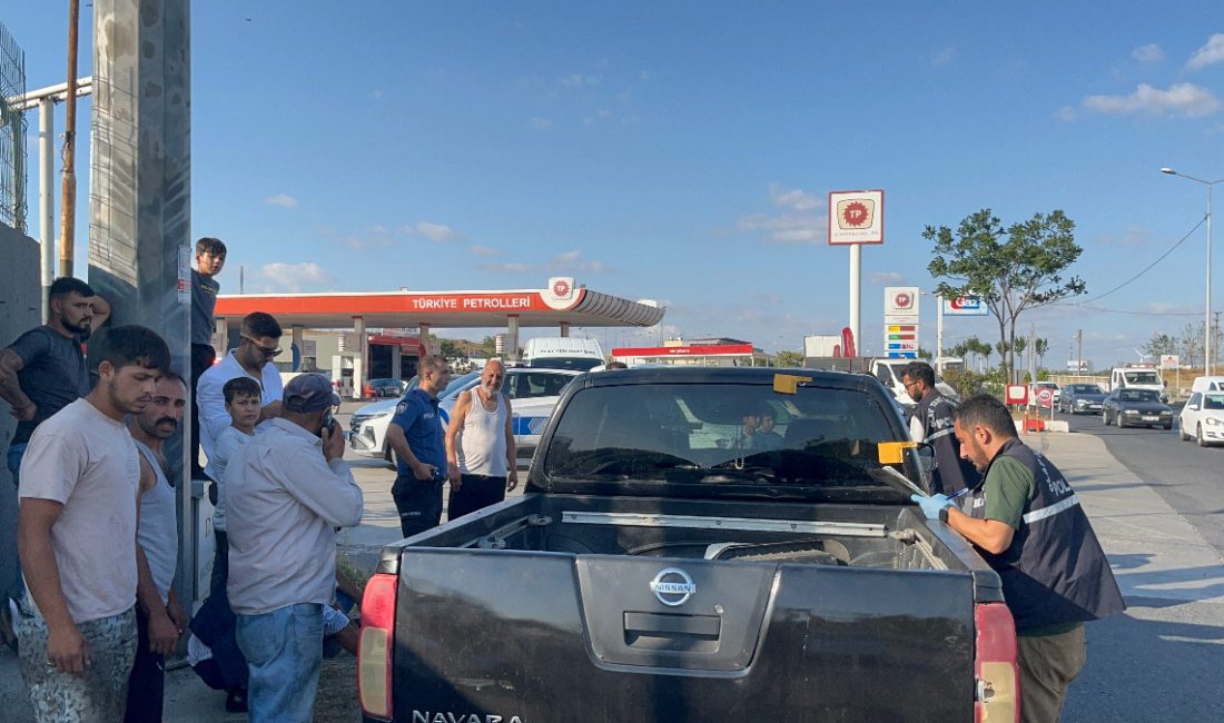 Çorlu ilçesinde baba ile oğlunun bulunduğu pikap kurşun yağmuruna tutuldu.