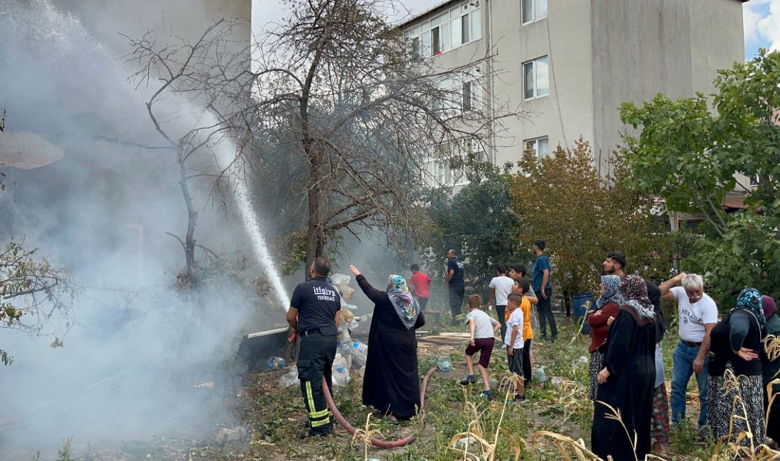 Çorlu’da bir apartman bahçesindeki barakada çıkan yangın binaya sıçradı. İtfaiye