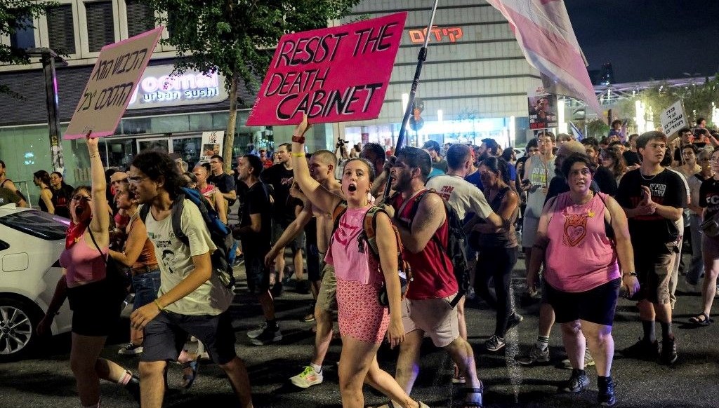 İsrail hükümetinin Gazze'yi işgal planına reaksiyon olarak protesto gösterisi düzenleyen