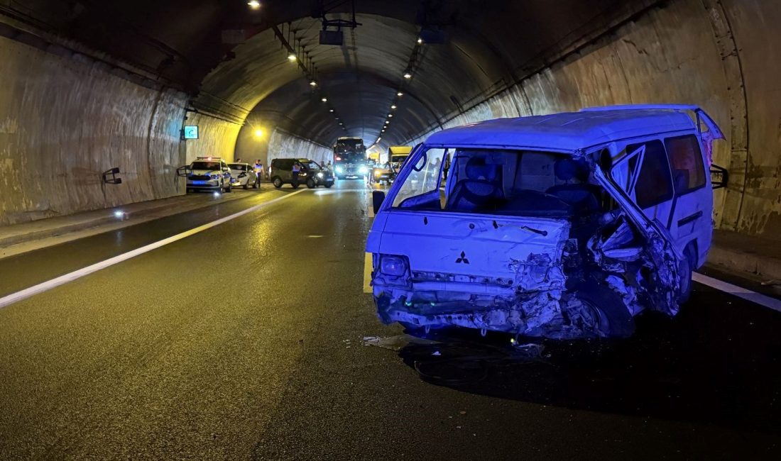 Anadolu Otoyolu'nun Kocaeli bölümünde Gültepe Tüneli'nde meydana gelen zincirleme trafik