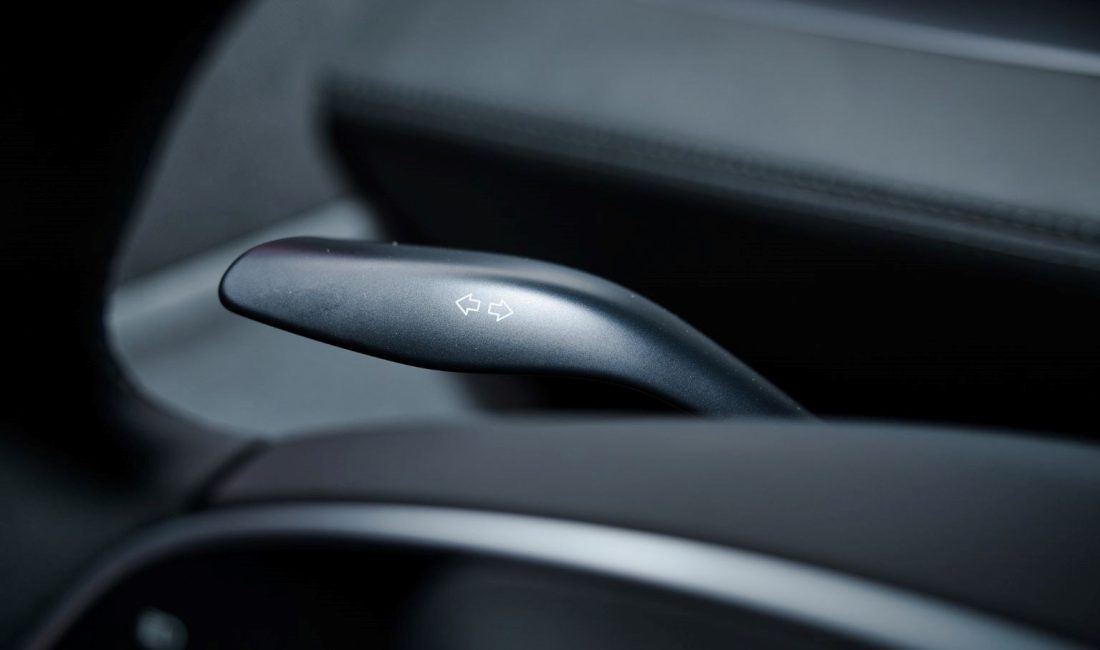 Tesla, Çin'de Model 3 için sinyal kolunu geri getiriyor.