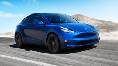 Tesla'nın Almanya'daki Giga Berlin fabrikasında ürettiği yeni Model Y'nin üretimi,