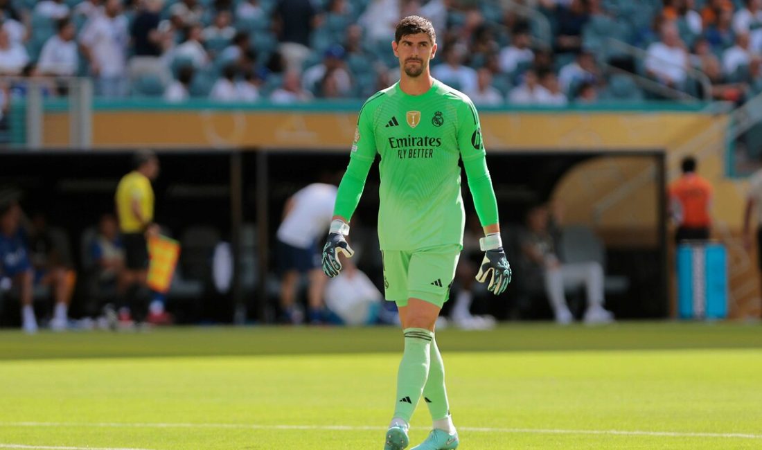 Real Madrid'in kalesini koruyan yıldız file bekçisi Thibaut Courtois, bir