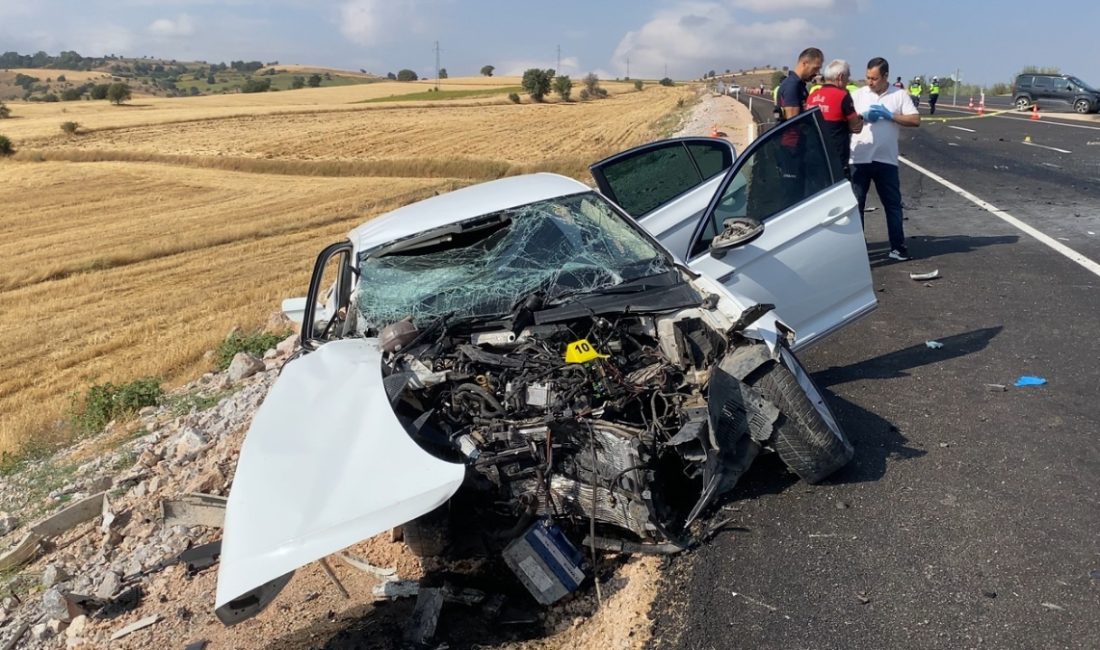 Zile ilçesinde iki arabanın baş başa çarpışması sonucu yaşanan kazada