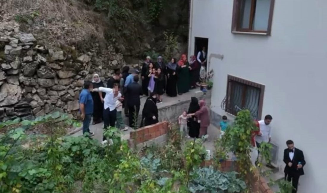 Çaykara ilçesinde düzenlenen düğün merasiminde, gelin alma sırasında havaya ateş