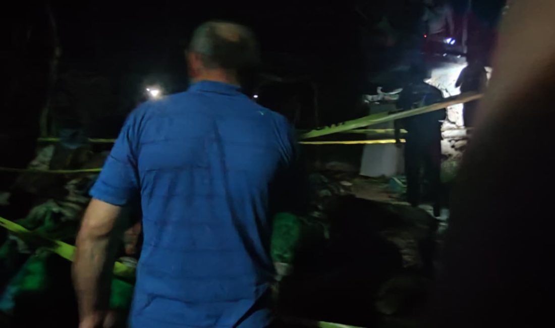 Sürmene ilçesinde ilkel teleferikle gübre taşımak isterken meydana gelen arıza