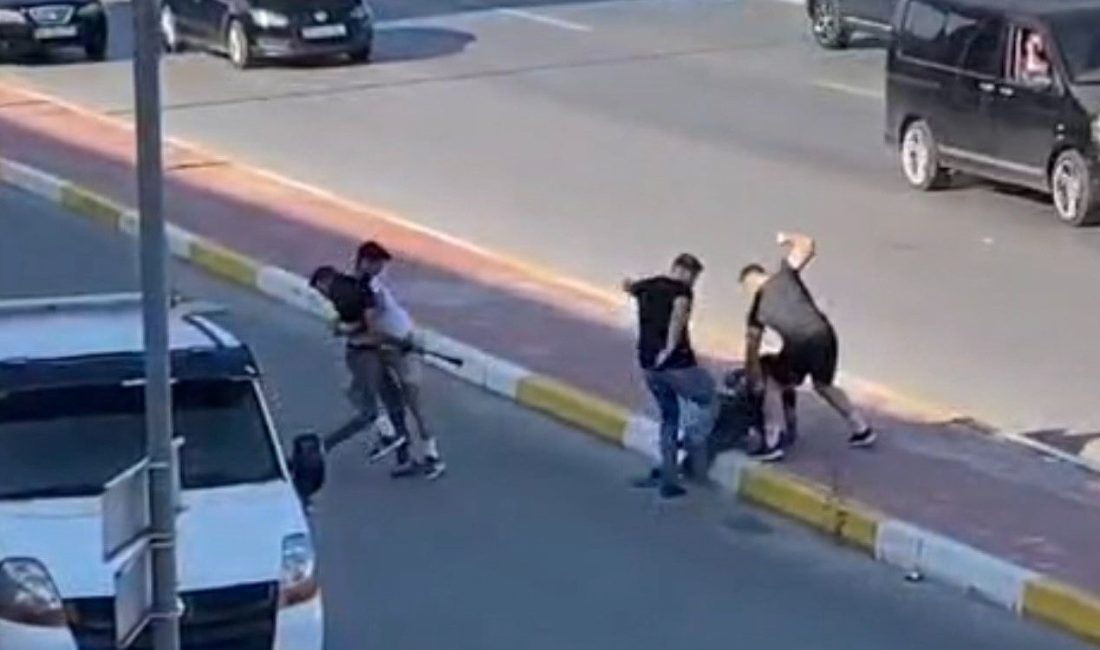 Sakarya'da trafikte başlayan tartışma, bir anda çekiç ve sopaların kullanıldığı