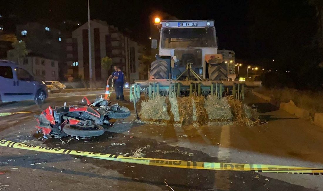 Kayseri'de traktöre arttan çarpan motosikletin şoförü hayatını kaybetti.