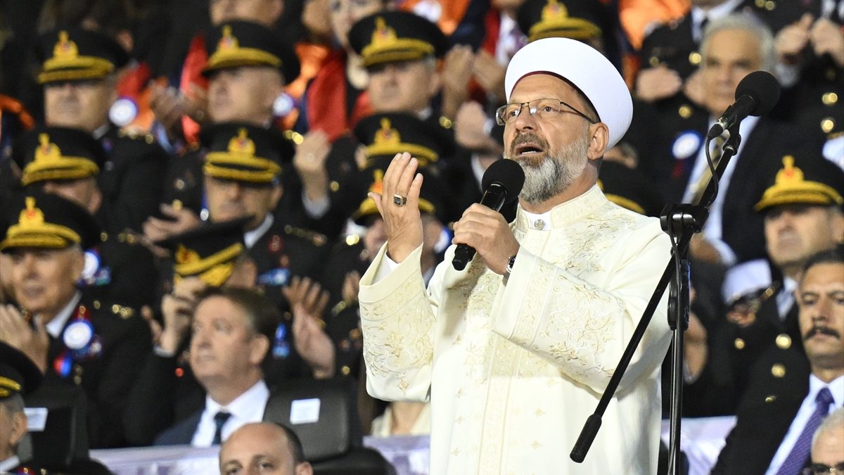 Diyanet İşler Başkanı Ali Erbaş, TSK'nin yeni mezunları için düzenlenen