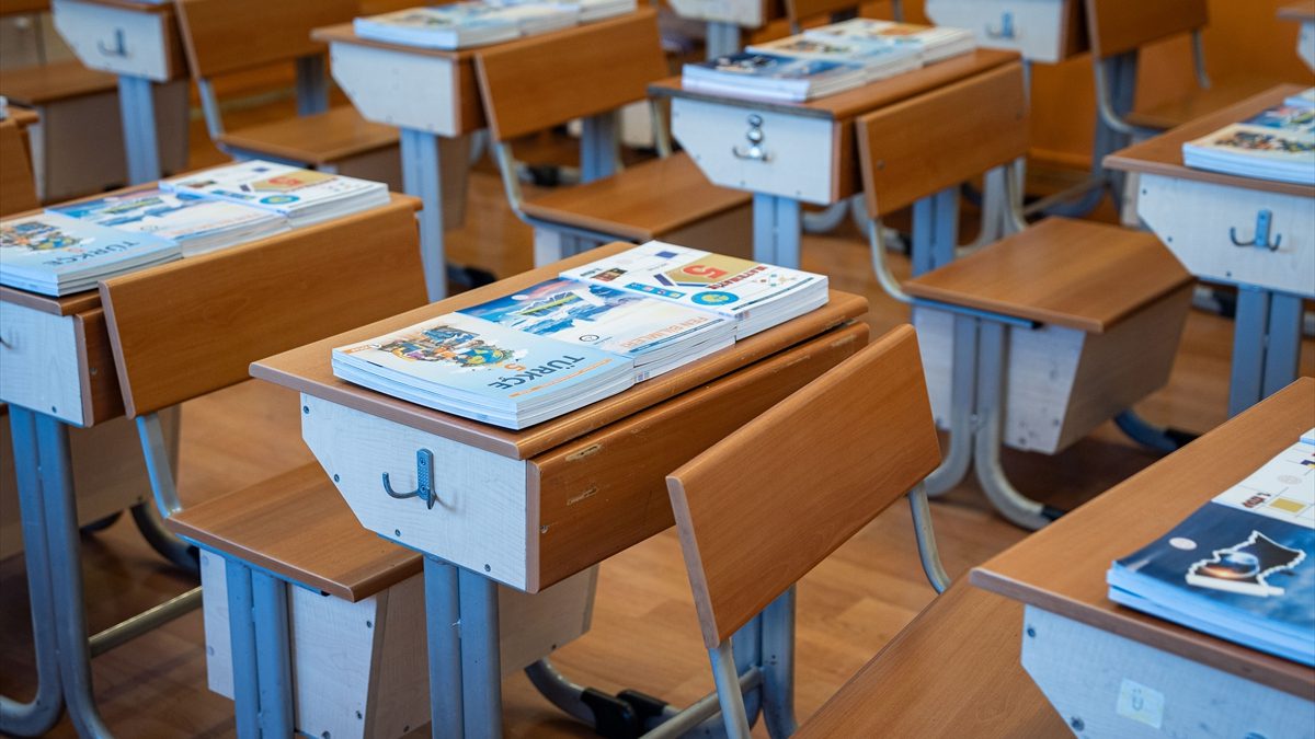 Çankaya ilçesindeki Erdoğan Şahinoğlu Ortaokulu'nda misyon yapan öğretmen ve görevliler,