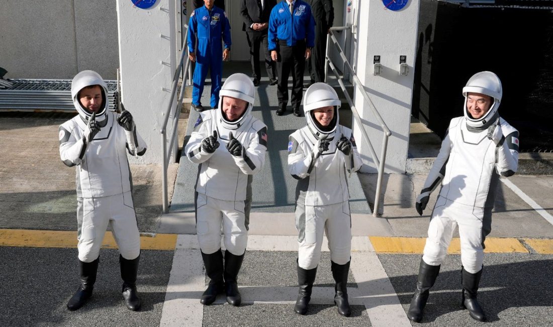 Elon Musk'ın uzay şirketi SpaceX'in Dragon uzay aracı, Crew -11