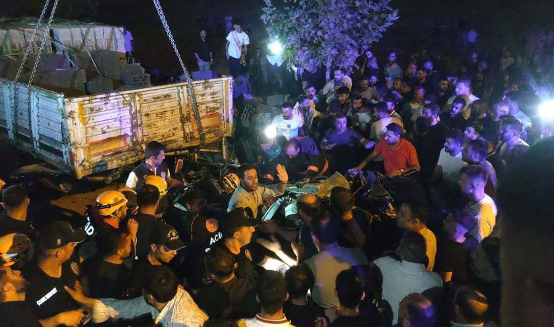 Van’da park halindeki inşaat gereci yüklü tıra geriden çarpan arabada