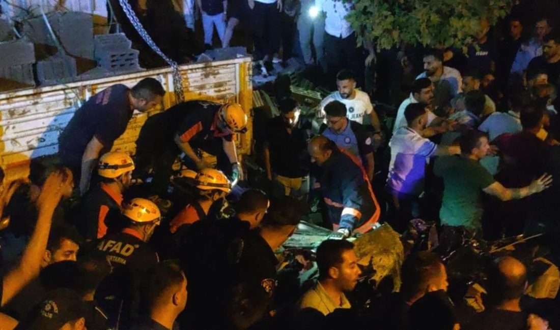 Van'da park halindeki tıra geriden çarpan arabada bulunan 2 kişi
