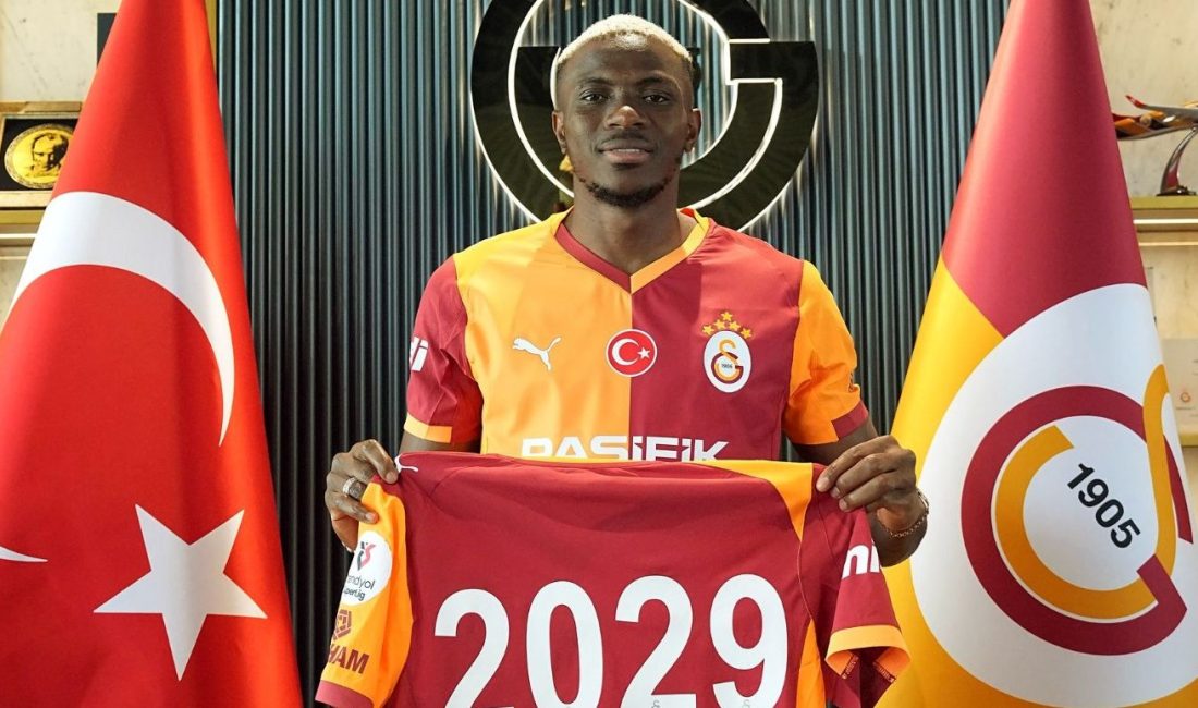 Galatasaray'ın yeni transferi Victor Osimhen, resmi mukaveleye imza atar atmaz