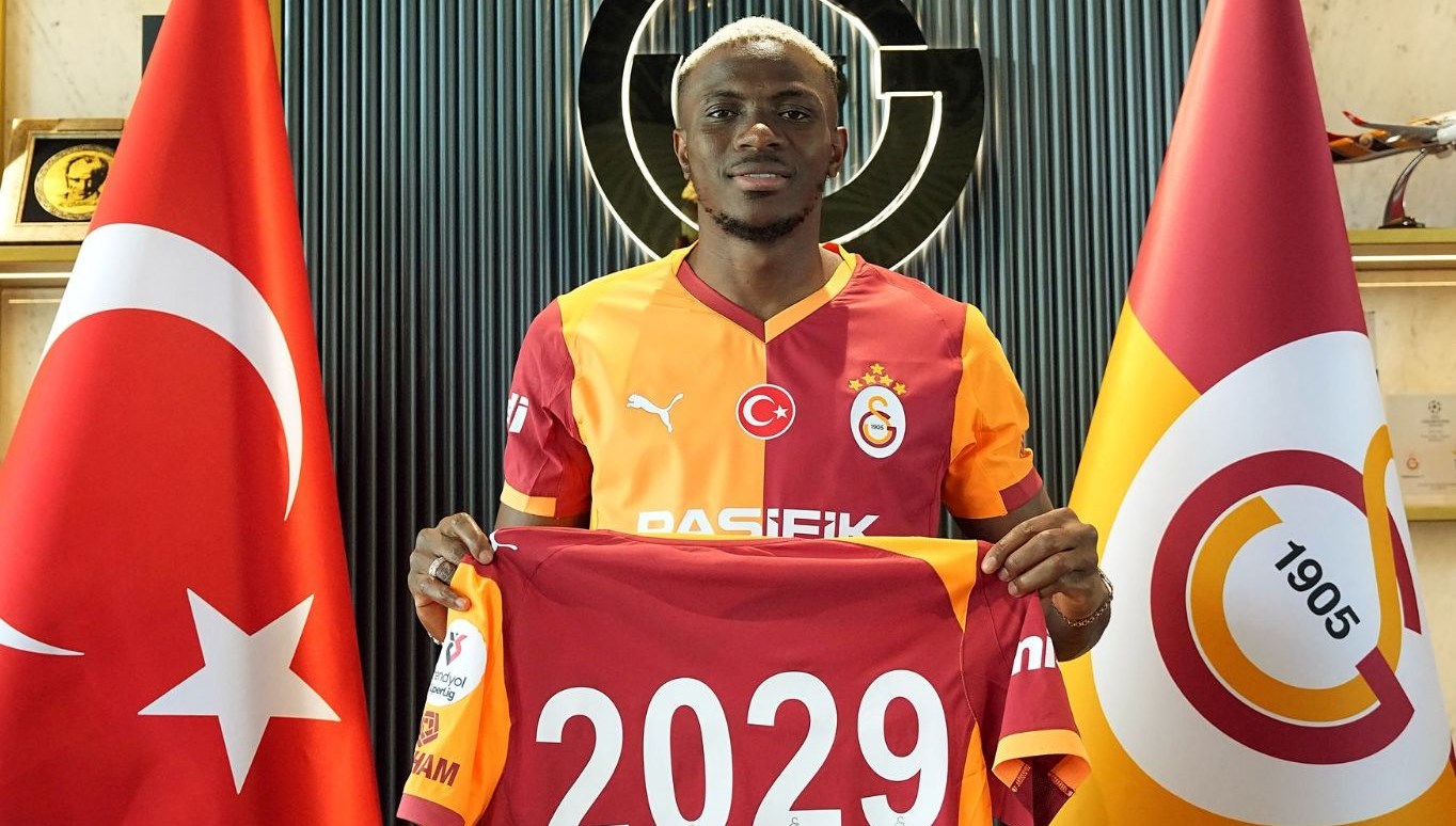 Galatasaray'ın yeni transferi Victor Osimhen, resmi mukaveleye imza atar atmaz