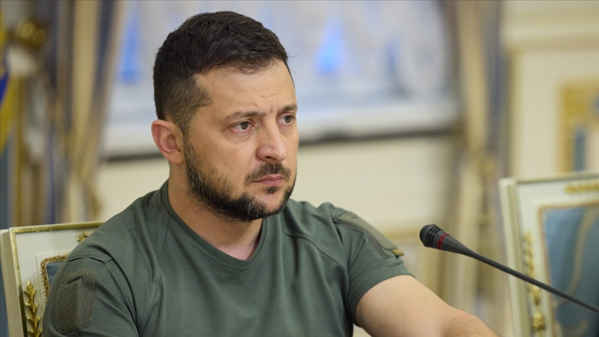 Gazetecilere açıklamalarda bulunan Ukrayna Devlet Başkanı Vladimir Zelensky, savaşı sona