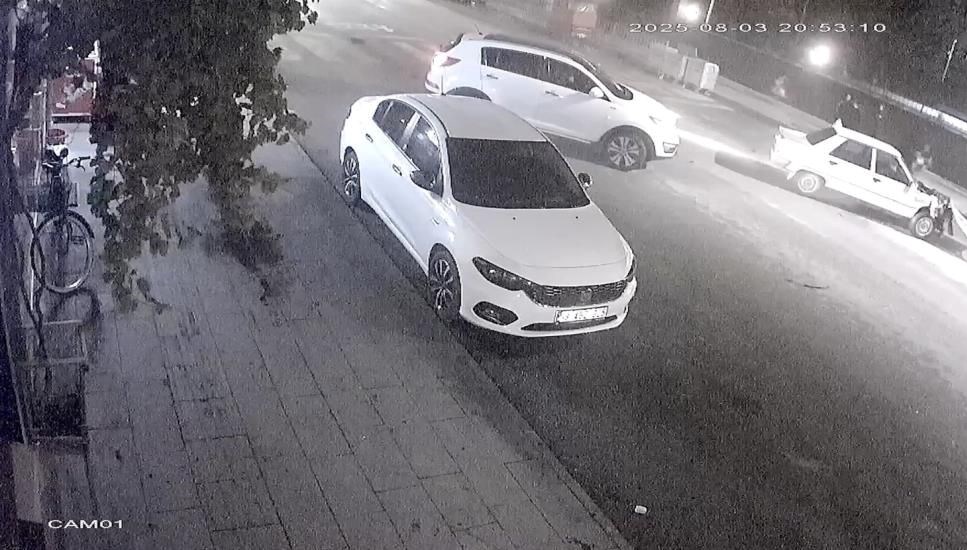 Çorum'da yayalara yol vermek için yaya geçidinde duraklayan arabaya, geriden