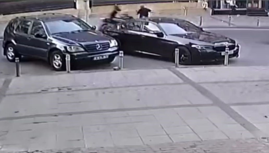 İstanbul Zeytinburnu'nda bir motosiklet, yolun karşısına geçmeye çalışan yayaya çarptı.
