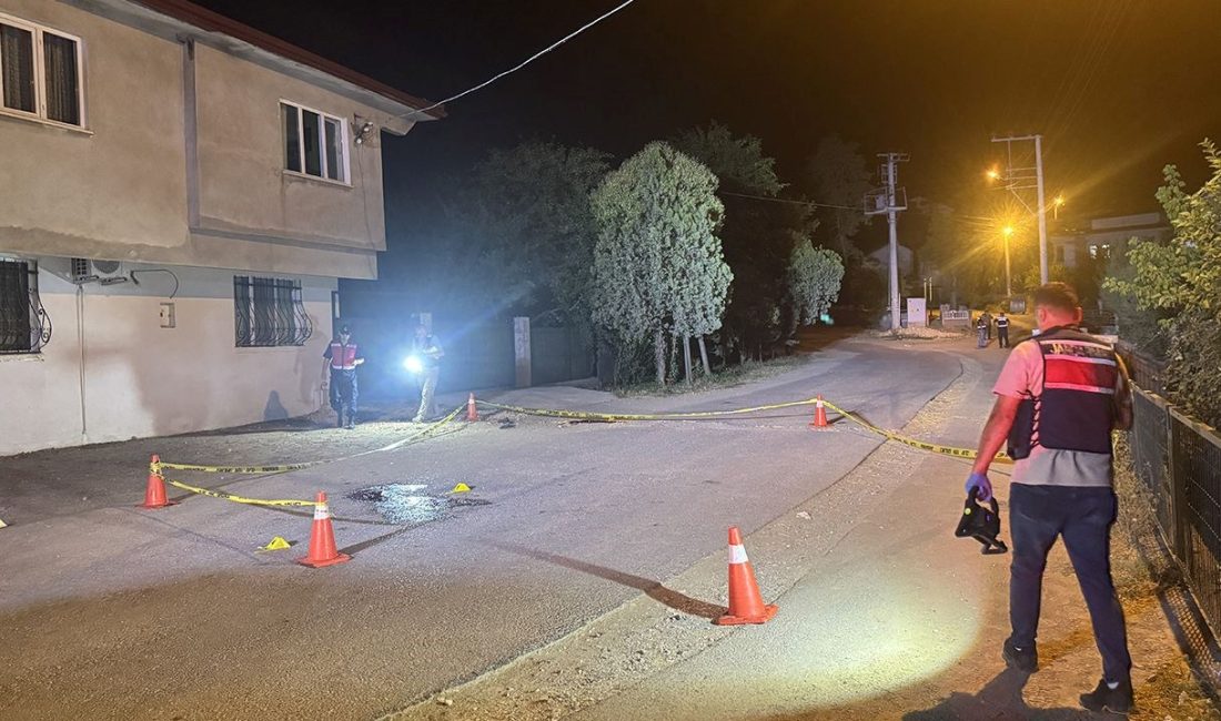 Sakarya'da husumetli ailelerin üyeleri sokak ortasında silahlarla çatıştı. İki kişi