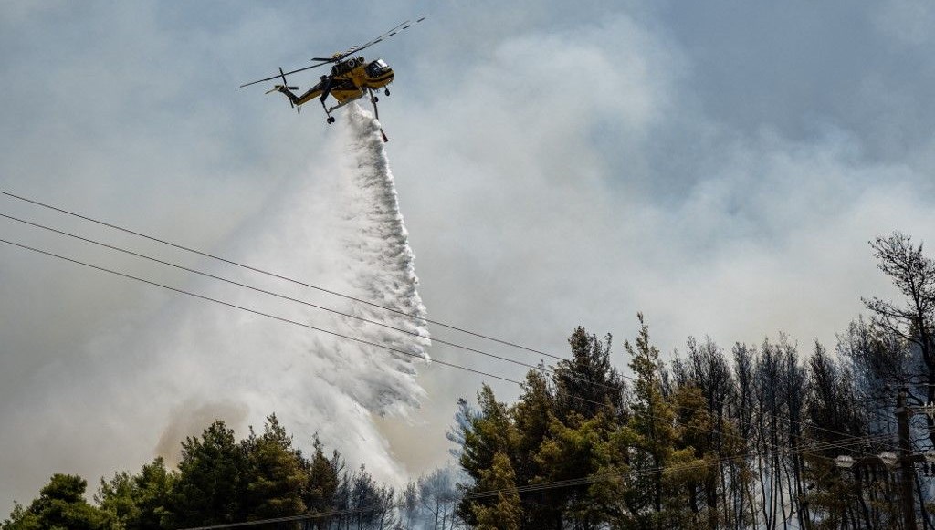 Kefalonya Adası ve Atina yakınlarındaki Keratea'da çıkan orman yangınları, şiddetli