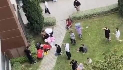 İstanbul Zeytinburnu'nda 1 yaşındaki bebek, binanın 9. katından düşerek hayatını kaybetti.