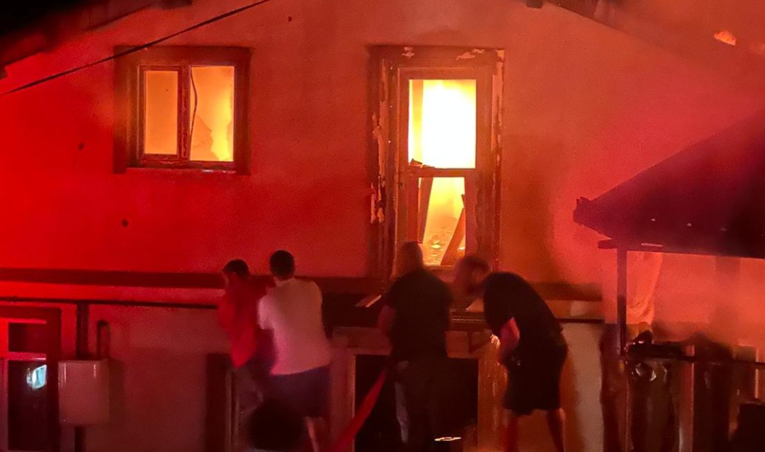 Çınartepe Mahallesi'nde bir halı yıkamacıda çıkıp bitişikteki konutlara sıçrayan yangın,