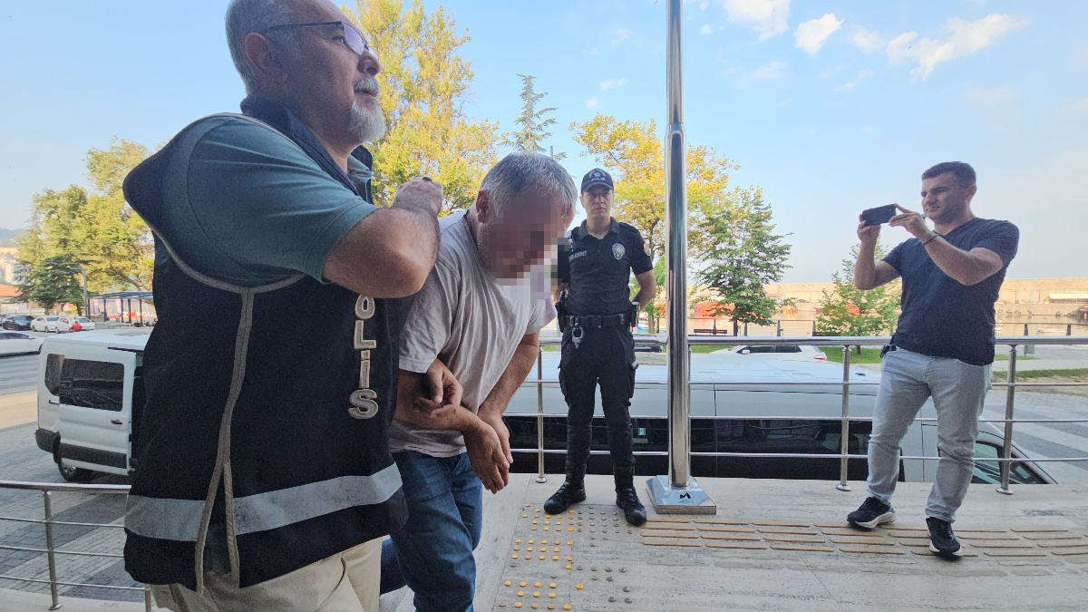 Zonguldak'ta 4 kişi, ilçe merkezinde gündüz vakti dedektörle define ararken