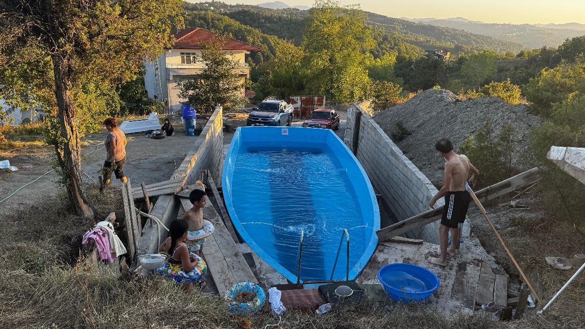 Alaplı ilçesinde, İstanbul'da yat imalinde kullandığı kalıpla köyündeki konutunun bahçesine