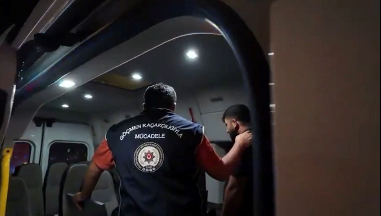 Edirne ve Kırklareli'nde kaçak yollarla yurda giren 18 düzensiz göçmen