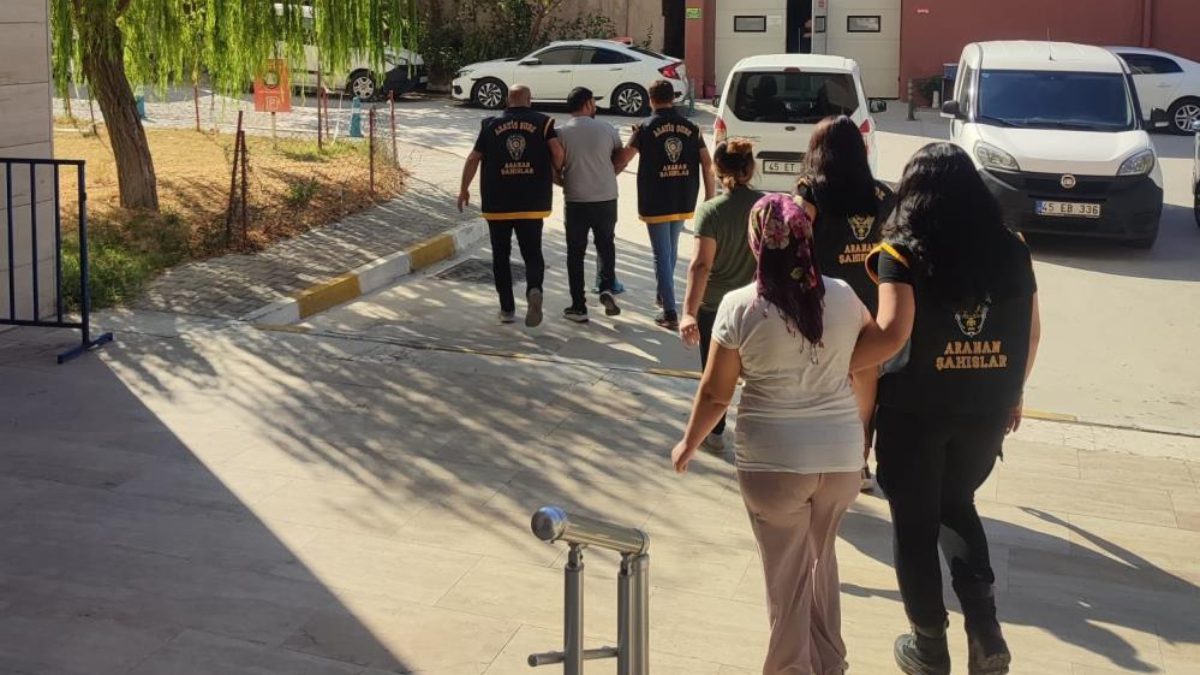Manisa'da gerçekleştirilen operasyonda 2'si kadın 3 firari şahıs, aynı evde