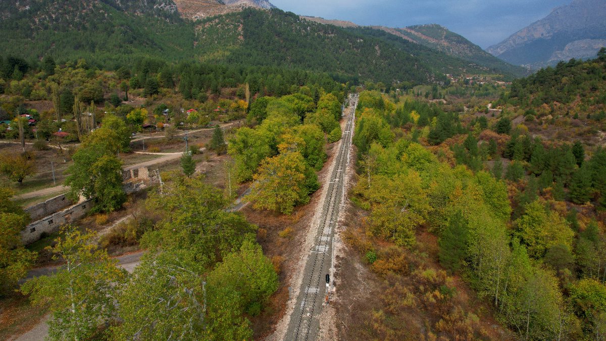 Pozantı ilçesinde bulunan Belemedik Tabiat Parkı; zengin doğa manzarası, tren