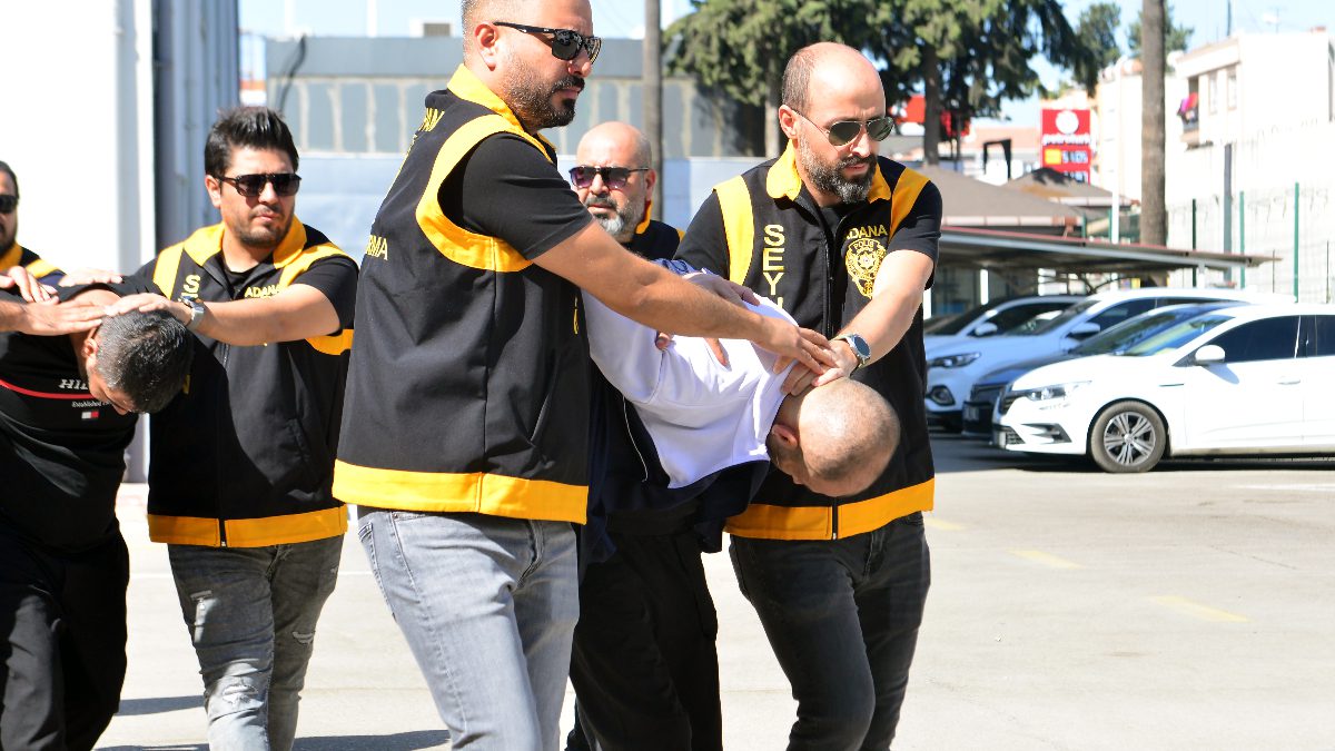 Seyhan ilçesinde otomobili ile giden Süleyman A., kaldırımda gördüğü husumetlisi