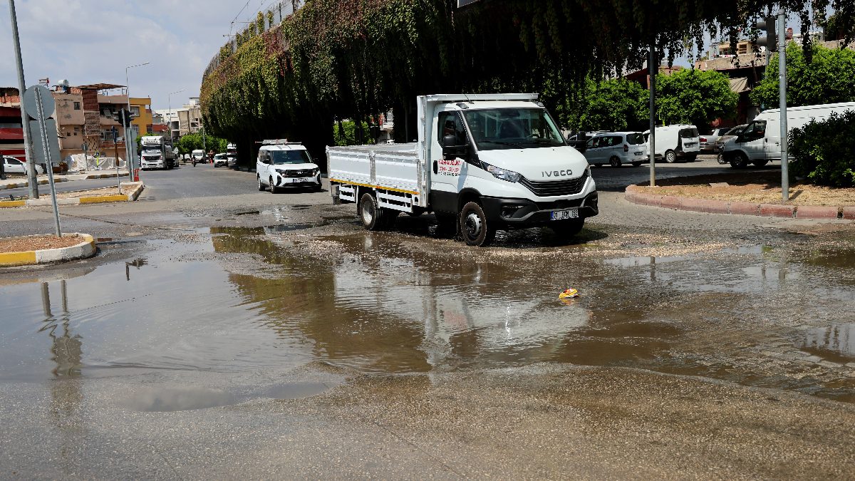 Kentte, ASKİ'nin içme suyu borusunun patlaması sonucu Seyhan ilçesindeki ana