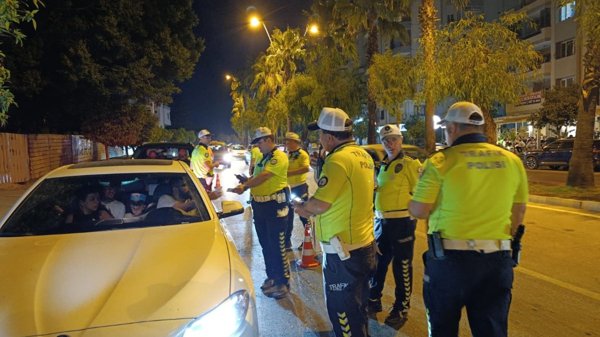 Kentte trafik polislerince yapılan denetimde 38 sürücüye toplam 255 bin