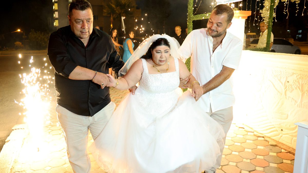 Adana'da zihinsel engelli kadının gelinlik giyme hayali, ailesinin düzenlediği temsili
