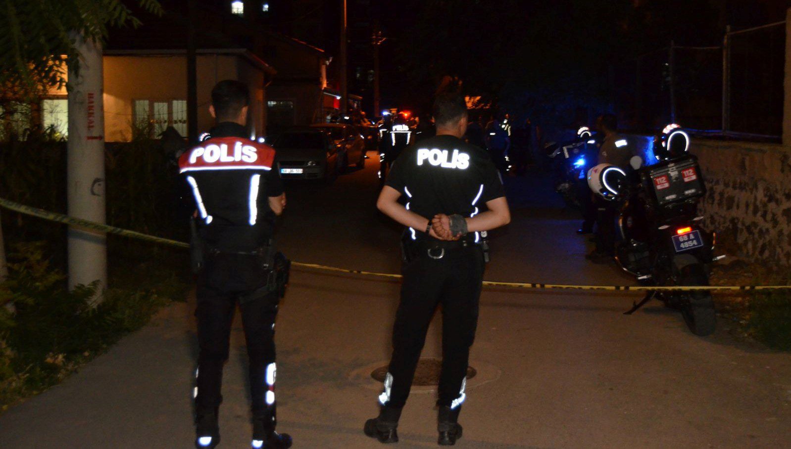 Aksaray'da 19 yaşındaki şahıs, komşusunu, 9 yaşındaki kardeşini ve annesini