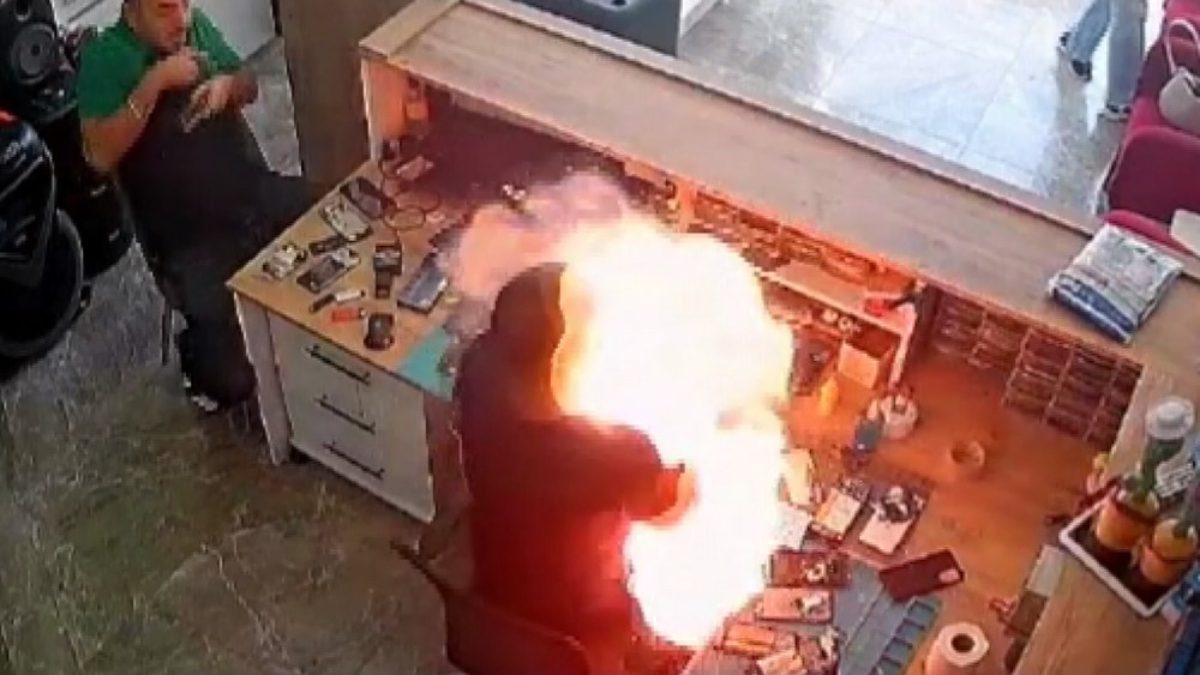 Ortaköy ilçesinde telefonun bataryası değiştirmek isteyen tamircinin çıkartmaya çalıştığı batarya