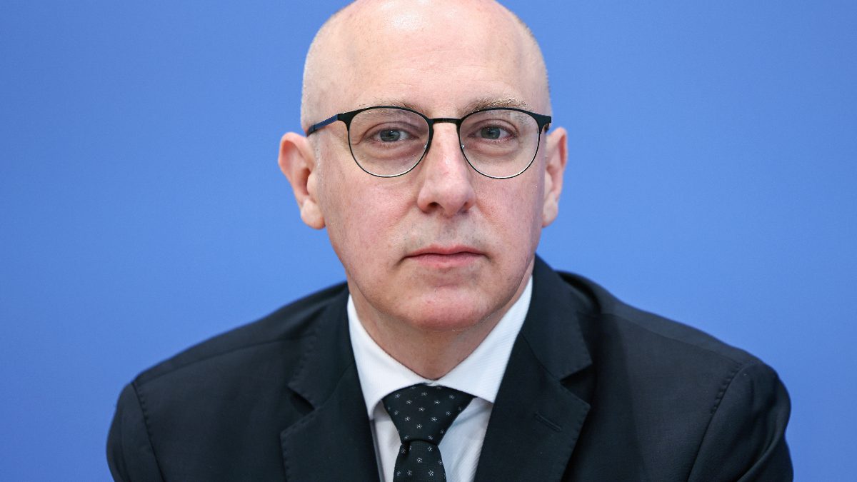 Almanya İçişleri Bakanı Alexander Dobrindt, iç istihbarattan sorumlu Anayasayı Koruma