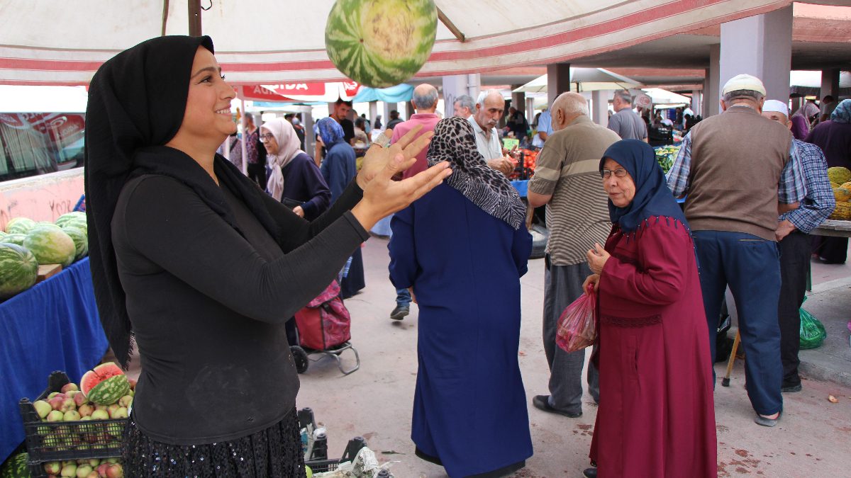 24 yaşındaki Esra İnan, ailesiyle birlikte tarlada yetiştirdiği karpuzları pazarda
