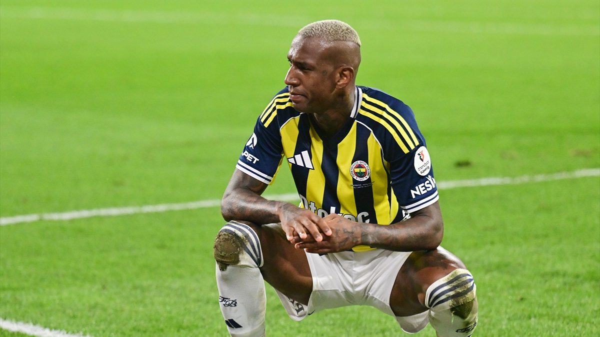Fenerbahçe'nin Brezilyalı forveti Anderson Talisca, Antalyaspor filelerini havalandırarak, ligdeki 2.