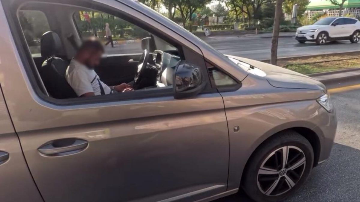 Ankara'da trafikte araç içinde uyuklayan sürücü bir motosiklet sürücüsünün araç