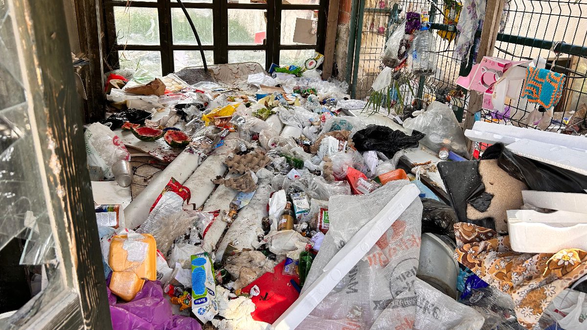 Sincan ilçesinde çöplerle dolu evden yayılan kötü kokudan rahatsız olan