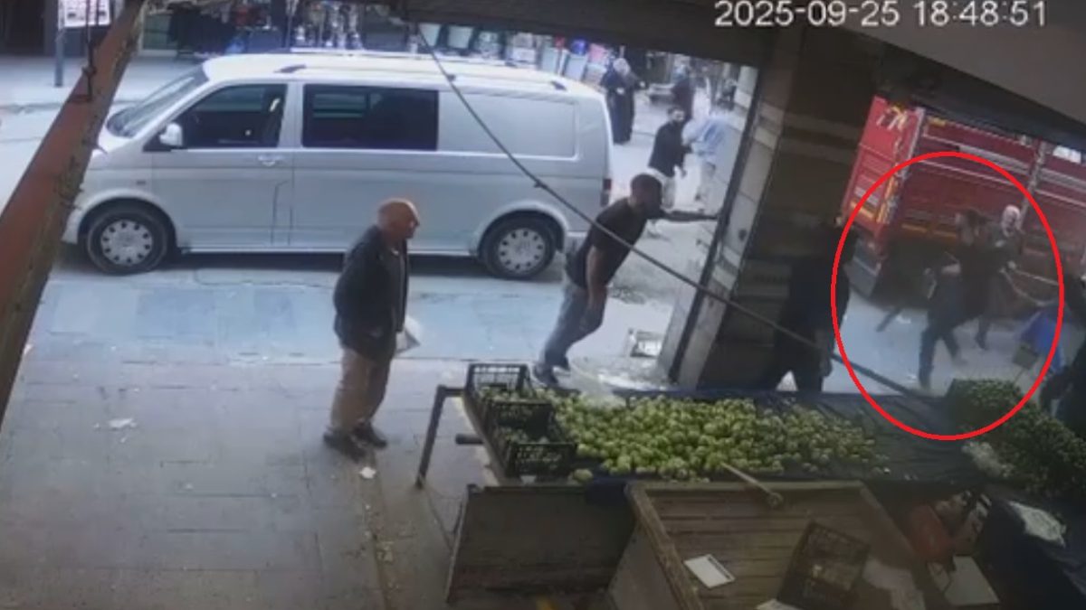 Polatlı ilçesinde pazar yerinde esnaflar arasında tezgahların yan yana kurulması