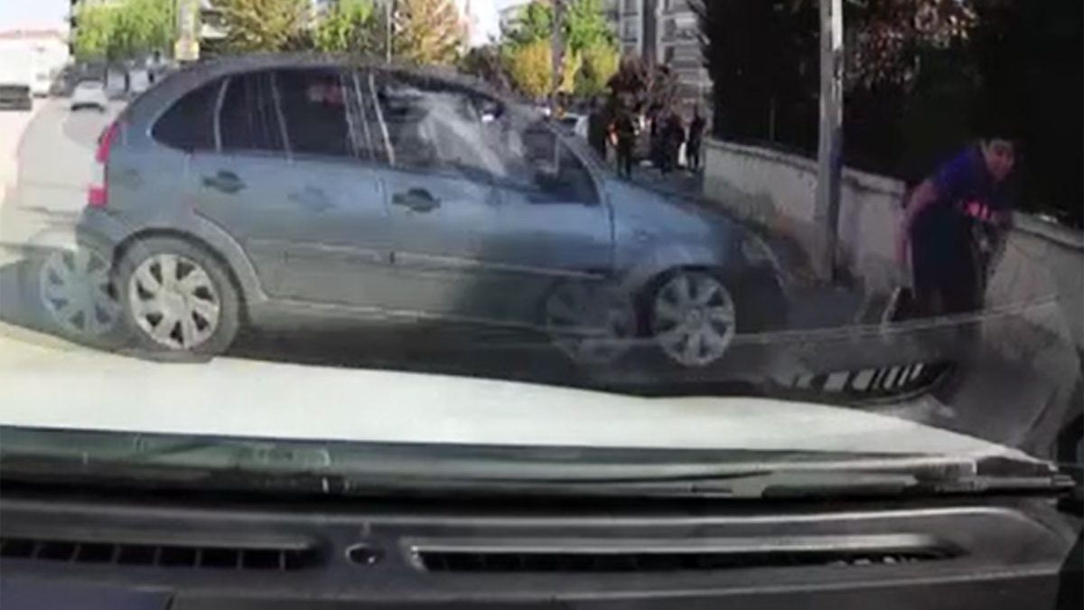 Ankara'da kontrolden çıkan otomobilin okul duvarına çarptığı anlar kameraya yansıdı.