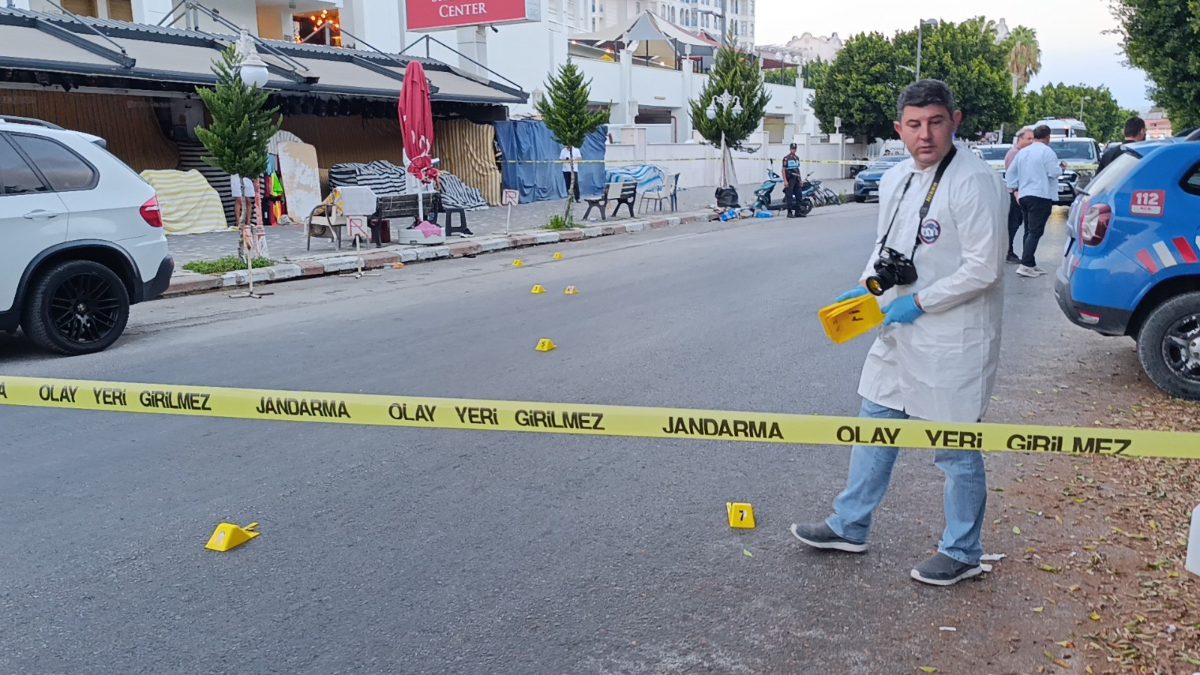 Manavgat ilçesinde iş yerinin önünde oturan 2 kişiye motosikletli şahıslar
