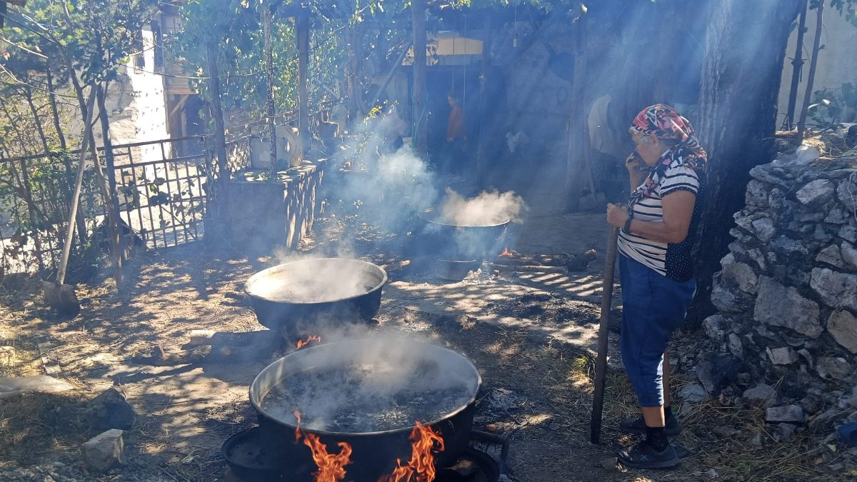 İbradı ilçesine bağlı Ürünlü köyünde bağ bozumu sonrası geleneksel yöntemlerle