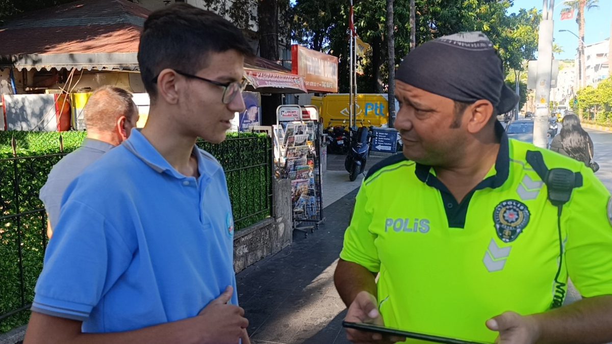 Manavgat ilçesinde 16 yaşındaki bir genç, kargo şubesinden motosiklet ehliyetini